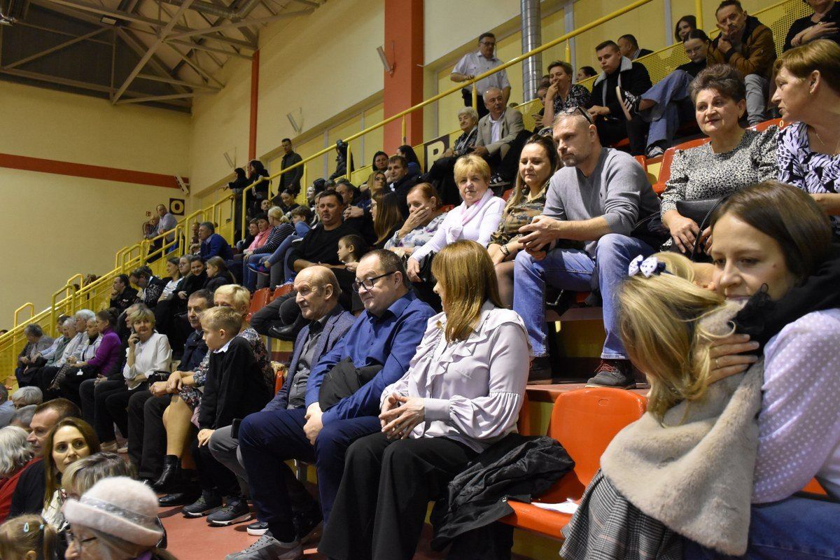 123 muzyków z orkiestr dętych z terenu południowej Wielkopolski zagrało w niedzielę, 9 listopada w Hali Sportowej im. Polskich Olimpijczyków w Opatówku