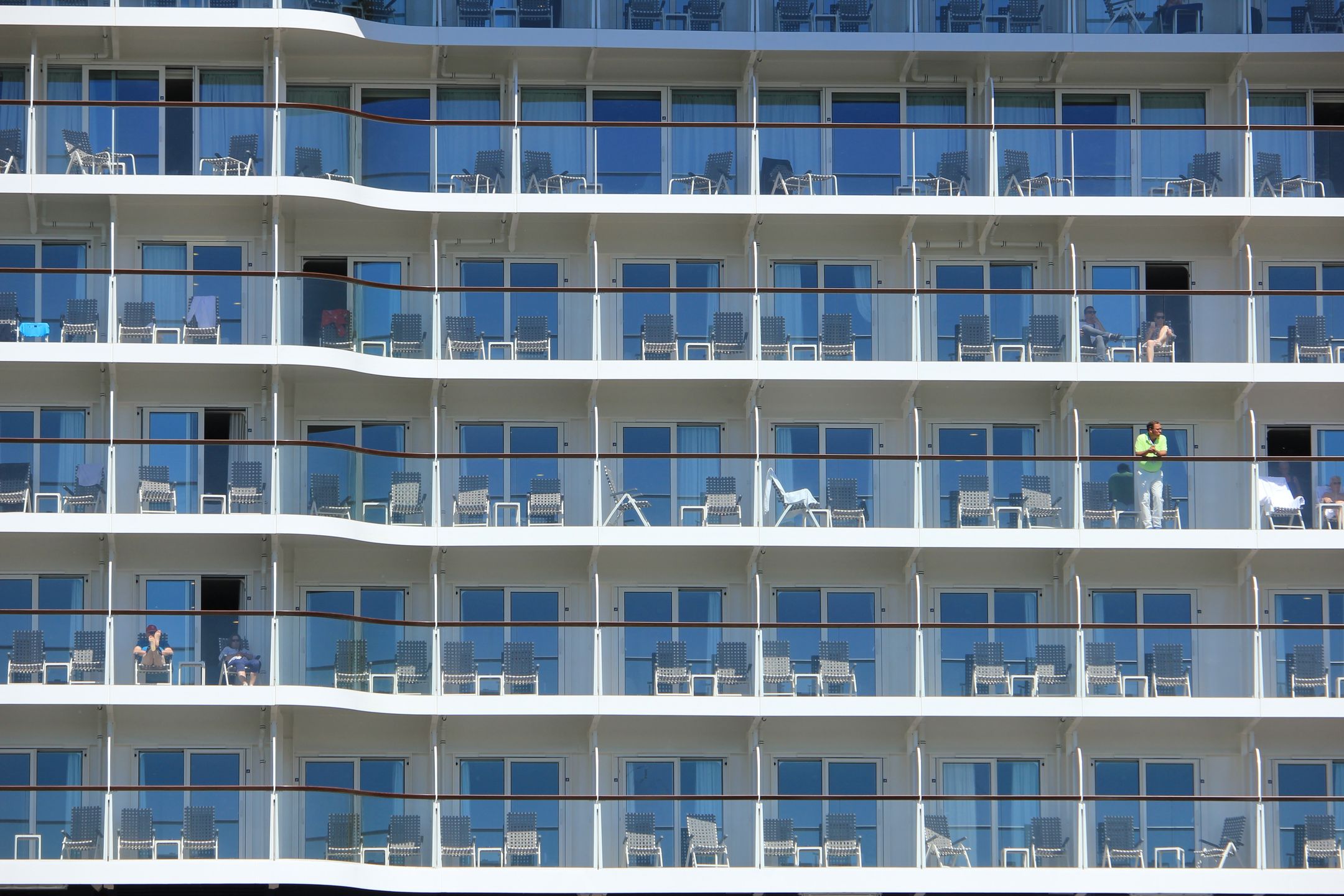 Z bliska wielkie wycieczkowce wyglądają jak pływające apartamentowce