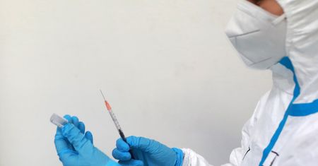 Ekspert z Chin. Jakie są szanse, że szczepionka na COVID-19 zadziała?