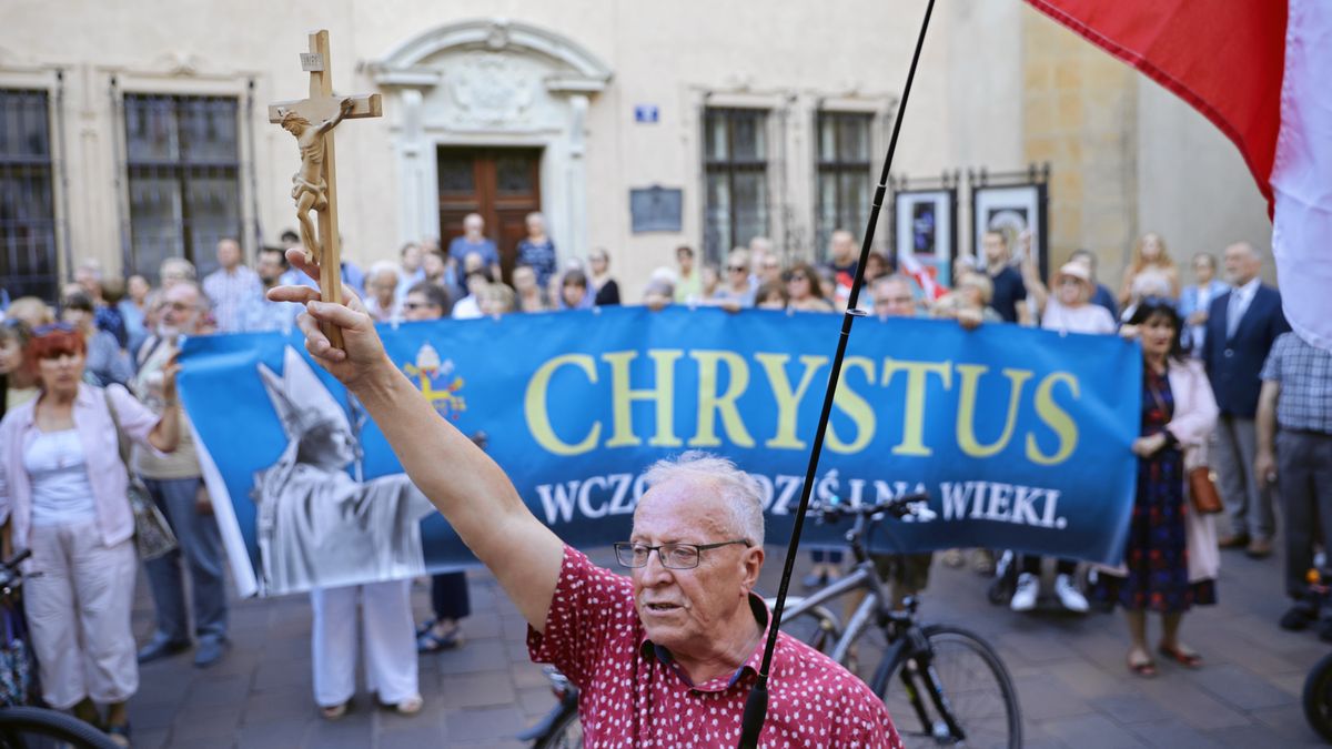 Protest pod konsulatem francuskim w Krakowie. Chodzi o igrzyska