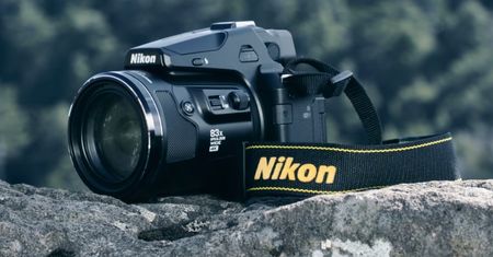 Nikon Coolpix P950 ma aż 83-krotnego zooma, czyli ogniskową 2000 mm