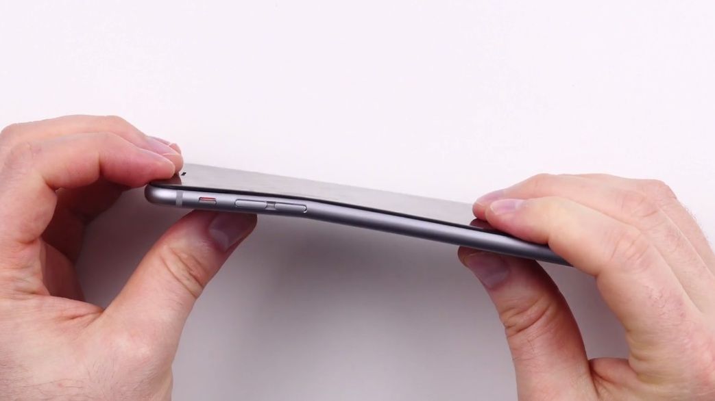 Apple: "Problemy z wygięciami dotknęły tylko 9 osób. Nowe iPhone'y są wytrzymałe!" 1