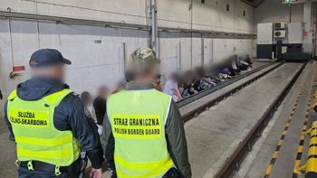 Próbowali wjechać do Polski. 27 migrantów w naczepie z torfem