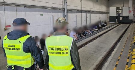 Próbowali wjechać do Polski. 27 migrantów w naczepie z torfem