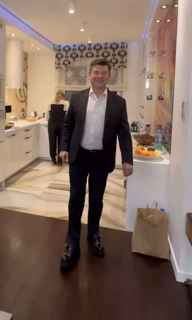 Olek Sikora zrelacjonował wizytę u Martyniuków w Grabówce