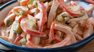 Nasi sąsiedzi zza Odry robią tę sałatkę w 10 minut. Zapomnisz o jarzynowej