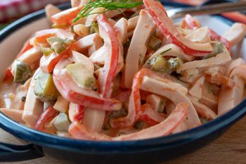 Nasi sąsiedzi zza Odry robią tę sałatkę w 10 minut. Zapomnisz o jarzynowej