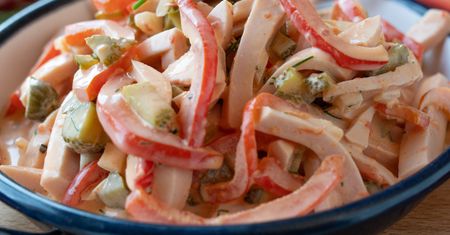 Nasi sąsiedzi zza Odry robią tę sałatkę w 10 minut. Zapomnisz o jarzynowej