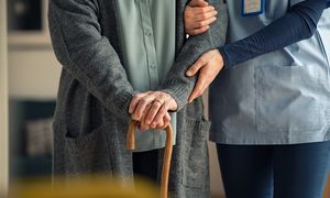 Opiekunowie medyczni tracą etaty. RPP wskazuje zagrożenie dla chorych