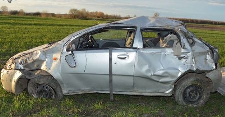 Kobieta straciła panowanie nad samochodem i dachowała po uderzeniu w przepust