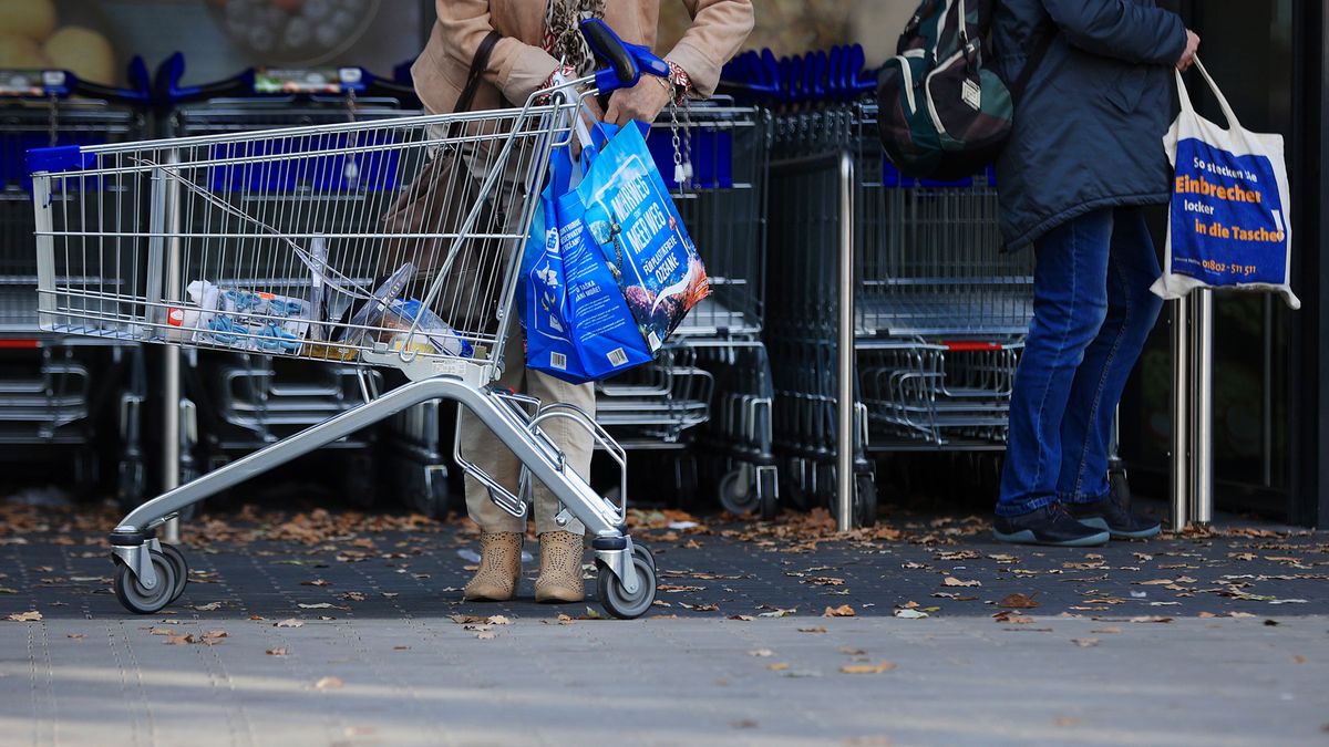 Berlin Retail as Germany Battles Record Inflation
A customer with a shopping cart and bags outside a supermarket operated by Aldi Einkauf GmbH & Co., also known as Aldi Nord, in central Berlin, Germany, on Tuesday, Oct. 4, 2022. German inflation for August reached double digits for the first time since the euro was introduced more than 20 years ago. Photographer: Krisztian Bocsi/Bloomberg via Getty Images
Bloomberg
european, shop, shopping trolley, german, shops, suprmarkets, best photos, macro economics, eco, best photo, emea, business news, e.u., eu, inflation, industries, consumer staples, euro members, food stores supermarkets, consumer goods, food stores grocery