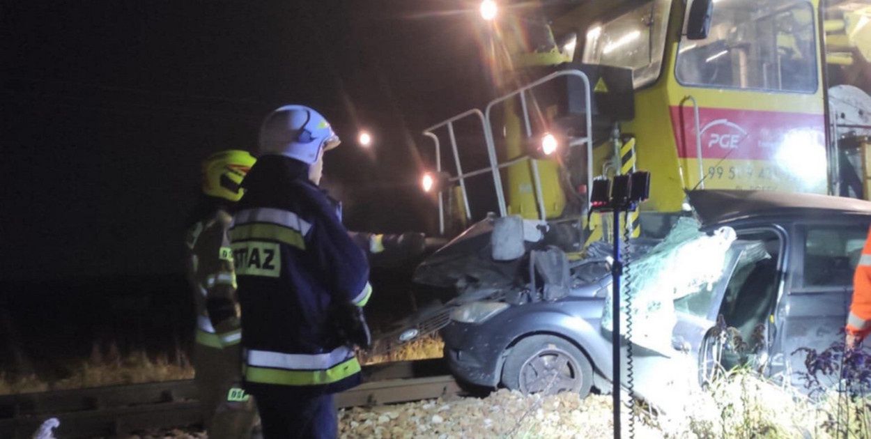 Szczeka: Zderzenie auta z pociągiem. Poszkodowana młoda kobieta