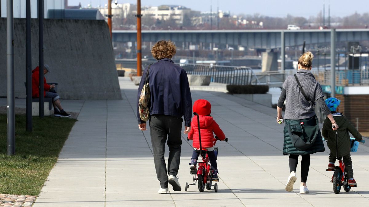 Koronawirus - czas wolny
Fot. Jakub Kaminski/East News, Warszawa, 18.03.2020. Epidemia koronawirusa w Polsce. Mimo stanu zagrozenia ciepla pogoda przyciaga warszawiakow do parkow i lasow. N/z bulwary nad Wisla
Jakub Kaminski