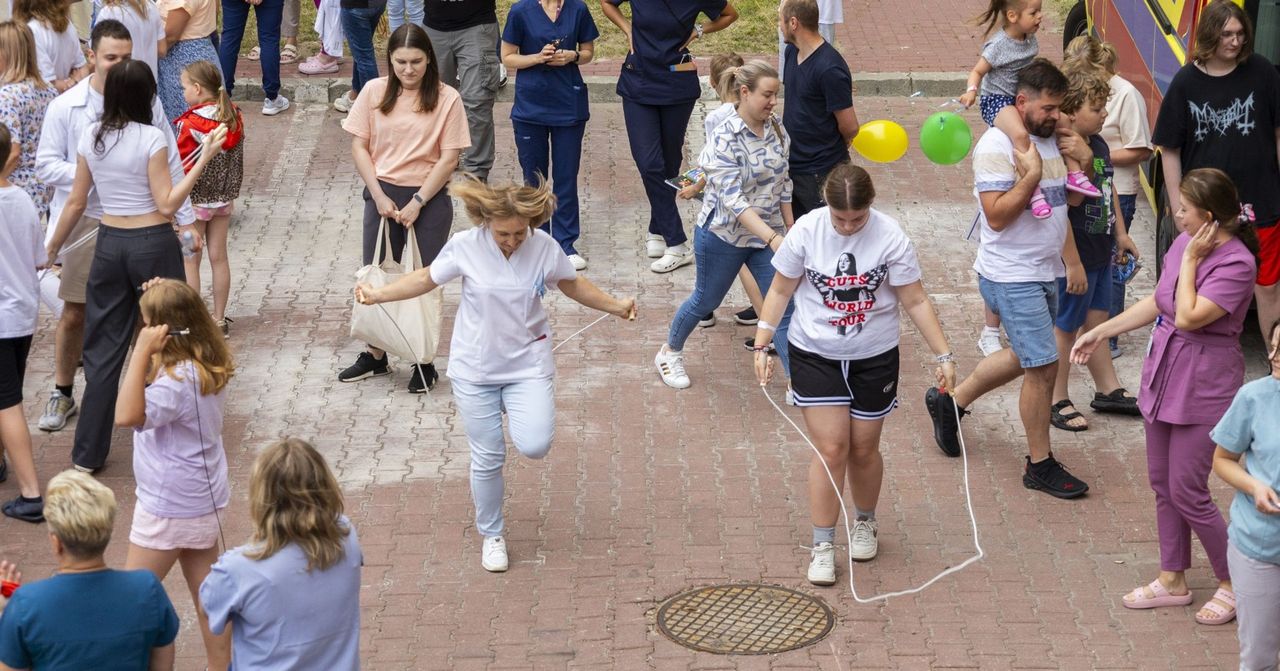 Kilkadziesiąt osób na terenie szpitala skakało na skakance. Miały ważny powód