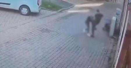 Horror w biały dzień. Zmasakrował swoją partnerkę przy dziecku