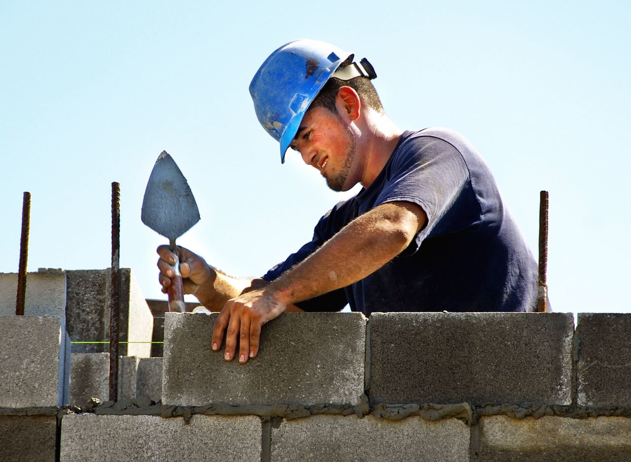 Większy od oczekiwań, niemal najgłębszy w tym roku. Spadek w branży budowlanej to dzwonek alarmowy
