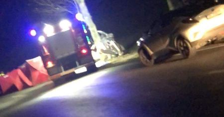Taksówka rozbiła się na drzewie. Nie żyją dwie osoby