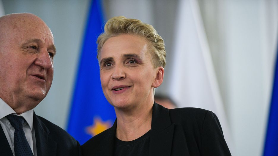 Warszawa, 26.10.2023. Przewodniczący Państwowej Komisji Wyborczej Sylwester Marciniak (L) i posłanka Lewicy Joanna Scheuring-Wielgus (C) na wręczeniu nowym posłom Sejmu X kadencji zaświadczeń o wyborze, 26 bm. w Sejmie w Warszawie. (aldg) PAP/Marcin Obara