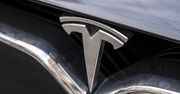 Tesla na autopilocie zderzyła się z ciężarówką. Kierowca oskarżony o "nieostrożną jazdę"