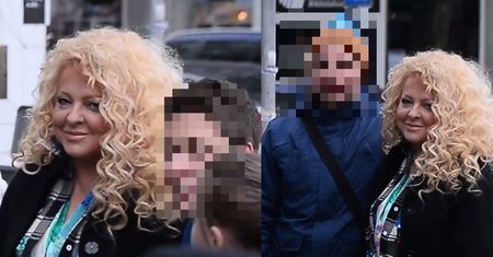 Magda Gessler otoczona przez tłum fanów pod TVN-e