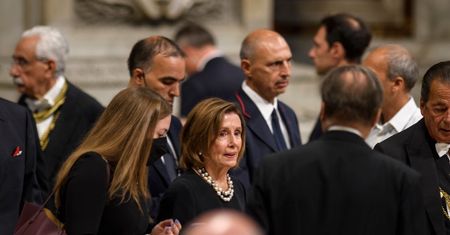 Pelosi przyjęła komunię mimo zakazu. "Kapłan mógł nie wiedzieć"