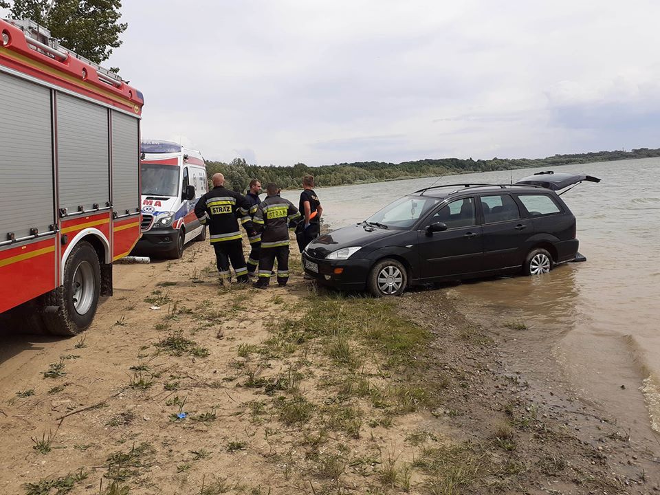 Zalew Słup. Kobieta opalała się na plaży. Przejechał po niej samochód