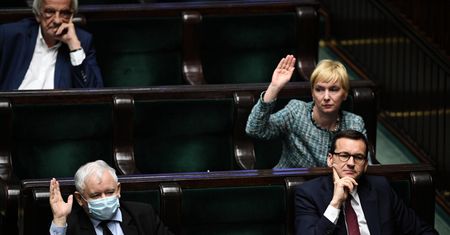 Wybory prezydenckie 2020. Sejm uchwalił ustawę PiS. "Maszynka do głosowania"