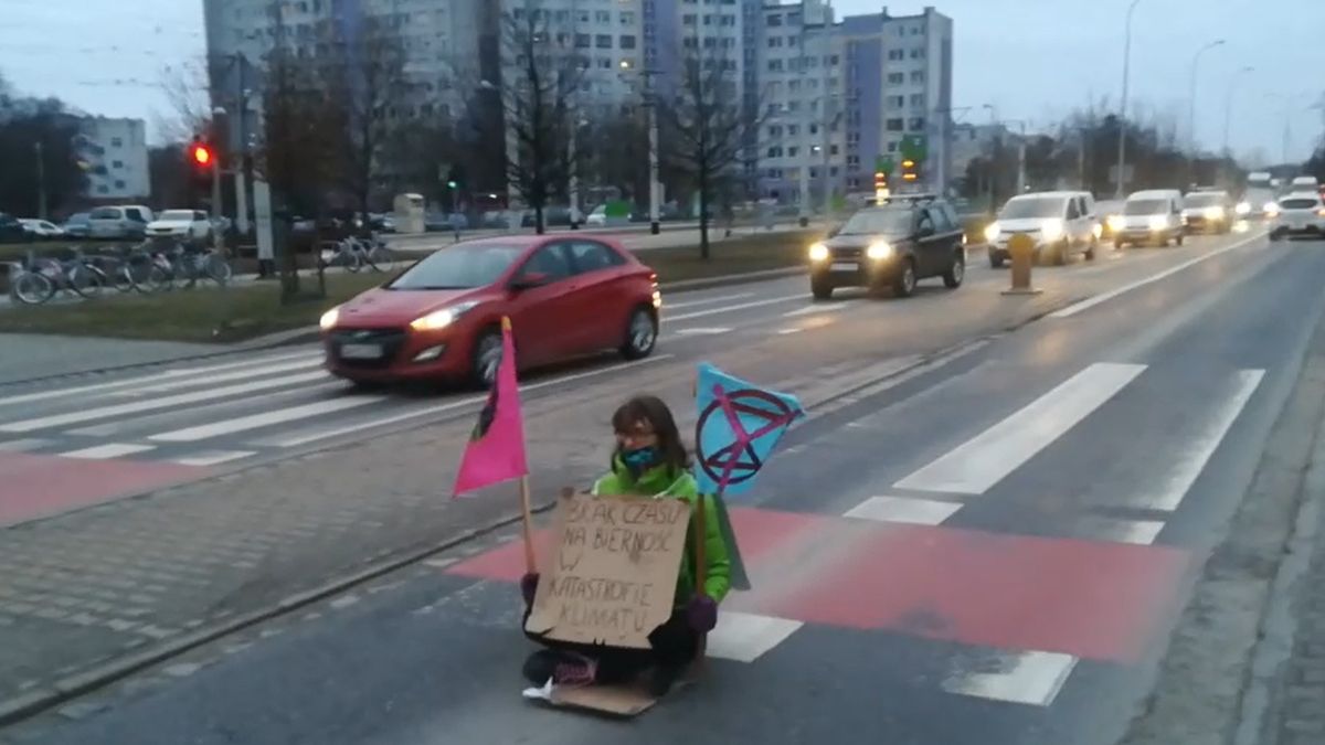 Samotna aktywistka zablokowała ulicę we Wrocławiu 