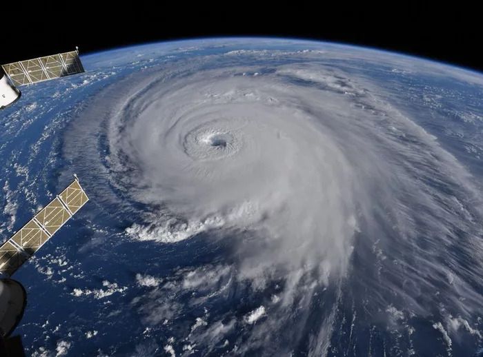 Huragan Florence widziany ze stacji kosmicznej zasłania pół Ziemi 7