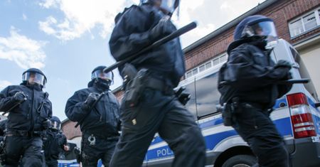 Czekały na autobus szkolny. Brutalny atak na uczennice na południu Niemiec