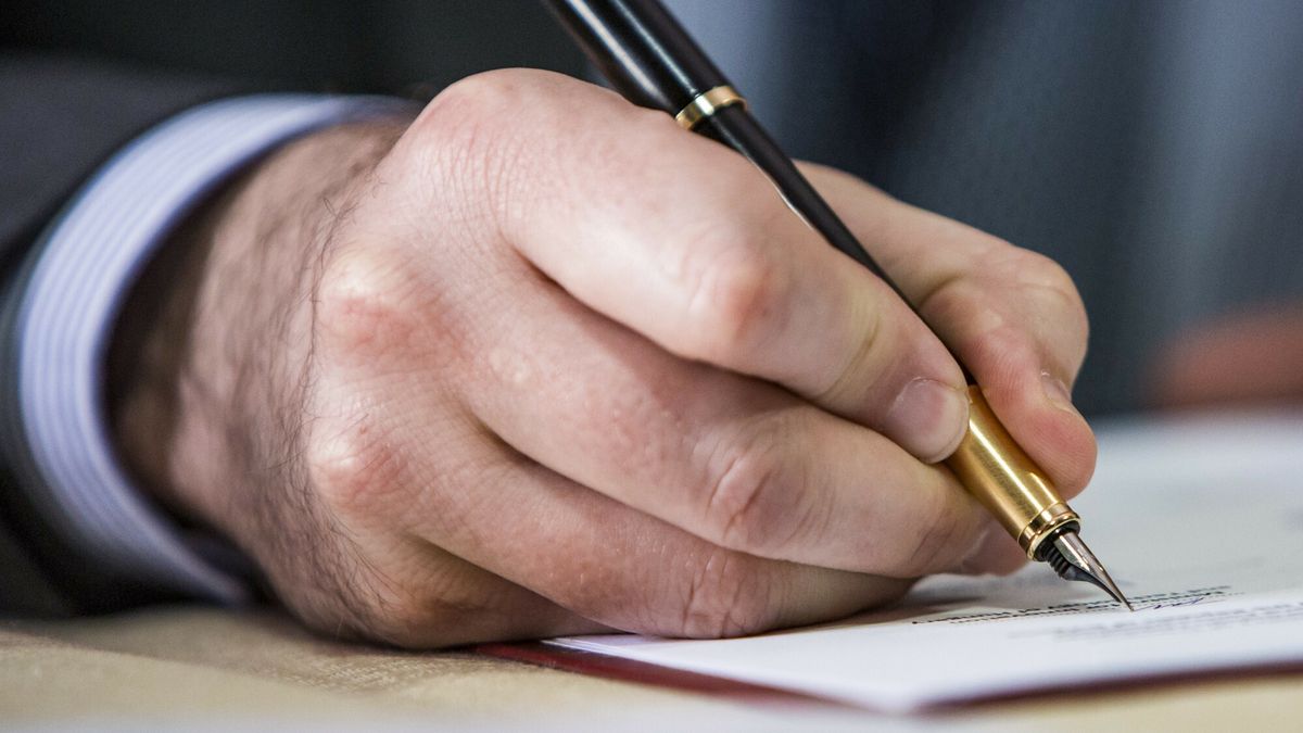 Pod wpływem Polskiego Ładu wiele osób chce przejść na nieoskładkowane umowy. To ryzykowne - pisze "Rz" 