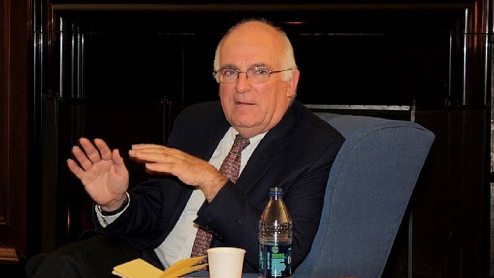 Richard Dearlove twierdzi, że nowy koronawirus nie ma naturalnego pochodzenia