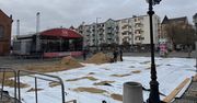 Gorzów: Na Starym Rynku ruszyła budowa lodowiska. Prawdziwy lód już za kilka dni