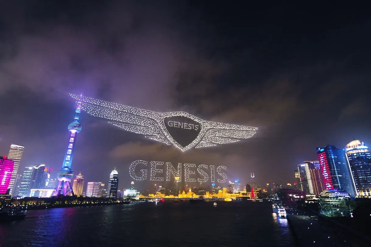 Logo Genesis stworzone z 3281 dronów.