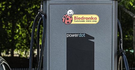 Podczas zakupów w Biedronce podładujesz elektryka. Do końca 2024 r. ładowarki staną przy 600 sklepach