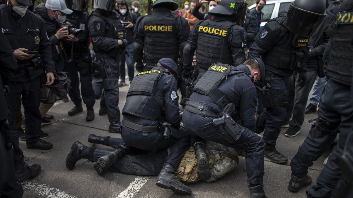 Protesty pod rosyjską ambasadą w Pradze