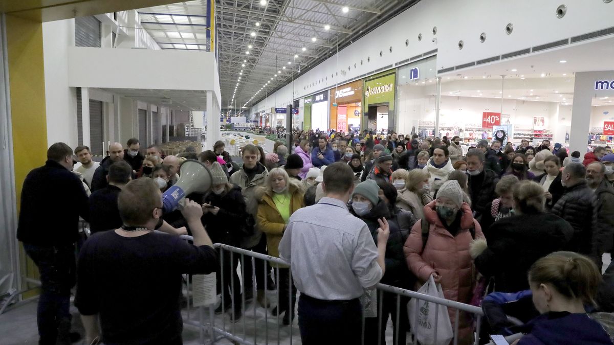  Na zdjęciu tłum w galerii w Sankt Petersburgu chcący zrobić zakupy w IKEI tuż przed jej zamknięciem