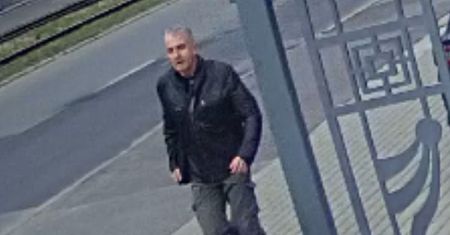 Łódź. Mężczyzna w dzikiej furii zrobił kobiecie coś strasznego. Jest poszukiwany