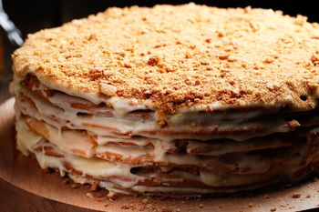 Ekspresowa Marlenka, którą zrobisz bez włączania piekarnika. Każdy kęs dosłownie rozpływa się w ustach