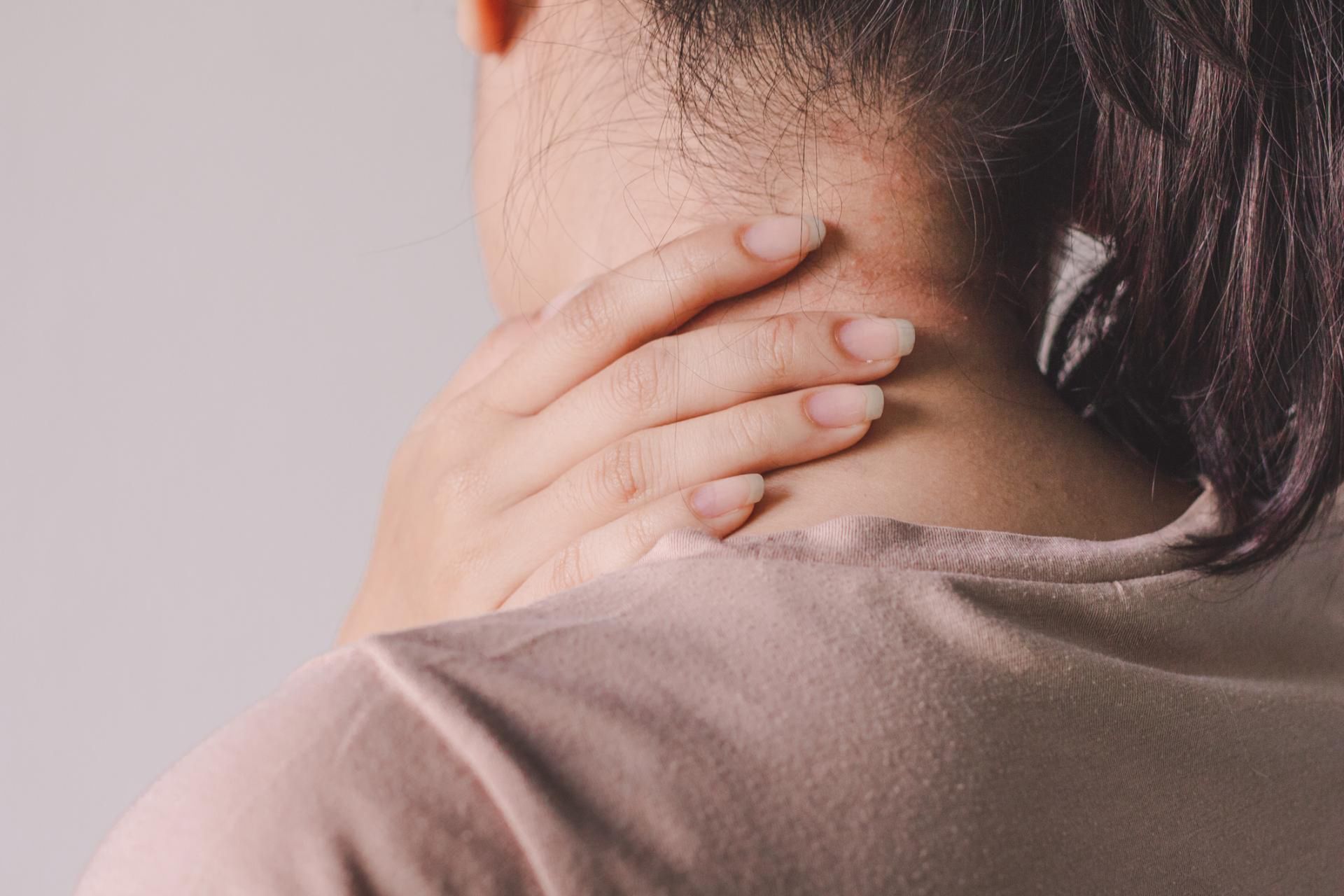 Często ból karku doskwiera nam, gdy za długo siedzimy przed komputerem