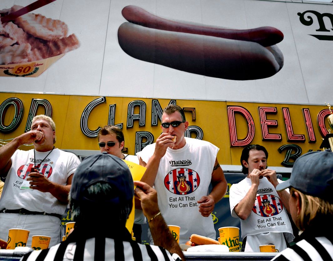 Konkurs jedzenia hot-dogów. Coney Island, Nowy Jork, 2005