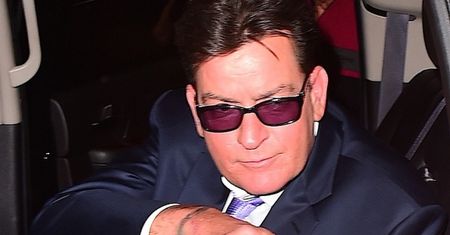 "Sheen jest bardzo samotny. NIE WYCHODZI Z DOMU, bierze kokainę i dzwoni po prostytutki"
