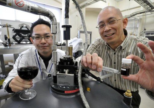 Yoshihiko Takano (po prawej) bada nadprzewodnictwo w winie (fot. Physorg.com)