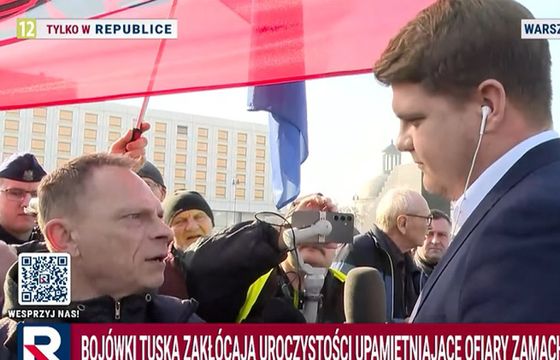 Wulgaryzmy w prawicowych stacjach. Reporter odpychany na kontrmanifestacji smoleńskiej