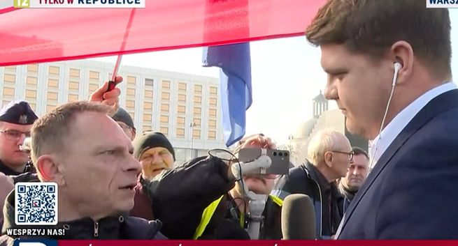Wulgaryzmy w prawicowych stacjach. Reporter odpychany na kontrmanifestacji smoleńskiej