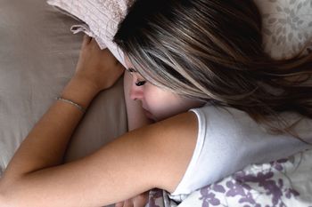 Słyszysz bijące serce, gdy leżysz na poduszce? Chirurg mówi jasno