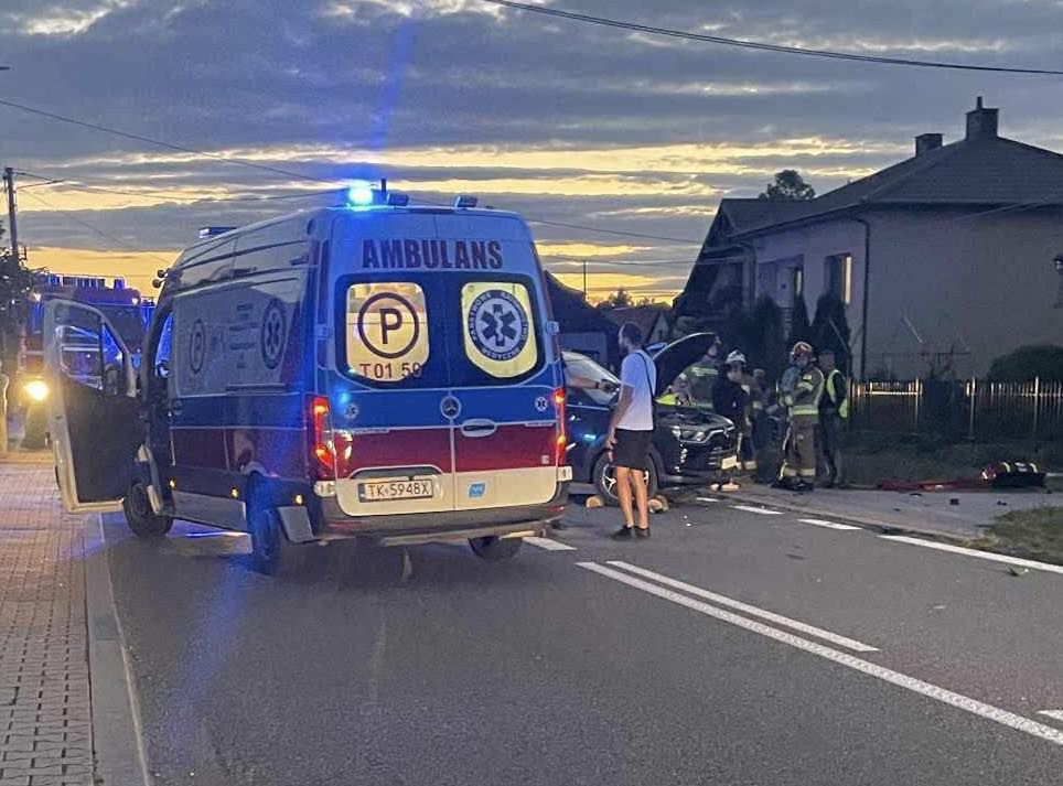Groźny wypadek w miejscowości Okół. Dwie osoby zostały ranne