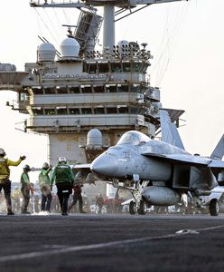 Wystartowały z USS Nimitz. Katastrofa śmigłowca i F-18