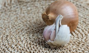 Przechowuj tak cebulę. Długo nie zgnije