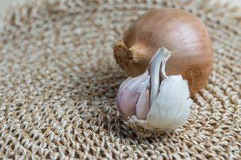 Przechowuj tak cebulę. Długo nie zgnije